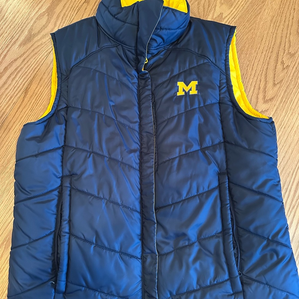 Columbia Vest Womens Michigan Wolverines REVERSIBLE (fits more like a women’s L)